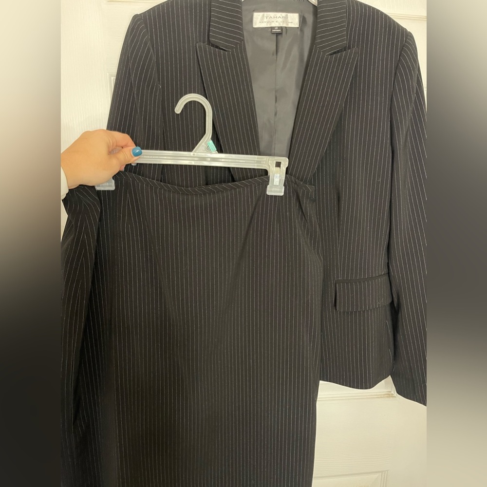 Women’s Tahari Skit Suit